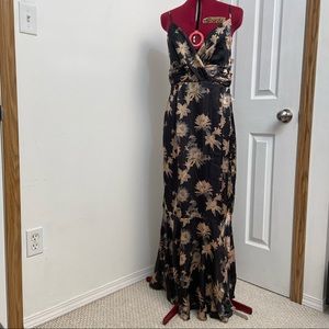 Lulus woman black & gold floral V neck, spaghetti straps maxi dress. Size L.NWT